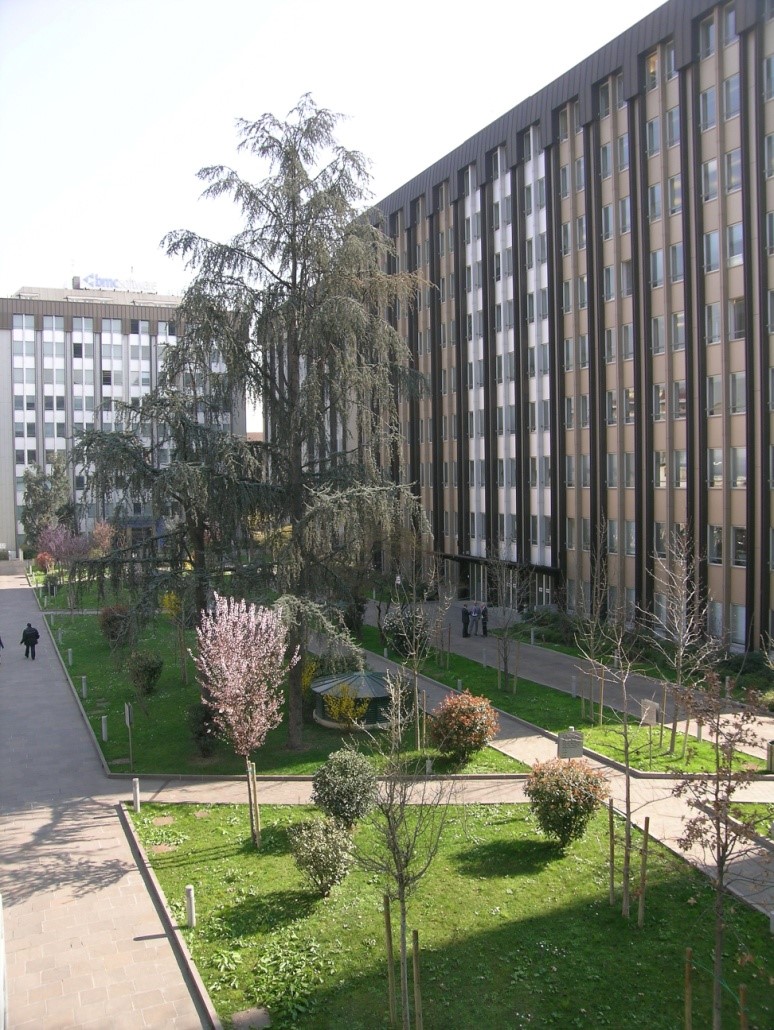 property management Figura 6 - Cortile centrale Bassi del Business Park..jpg