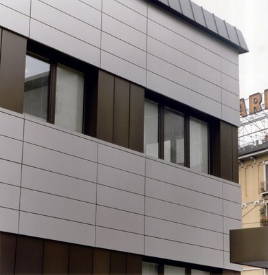 property management Figura 9 - La facciata del corpo basso dell’edificio rivestita da pannelli di Alucobond..jpg